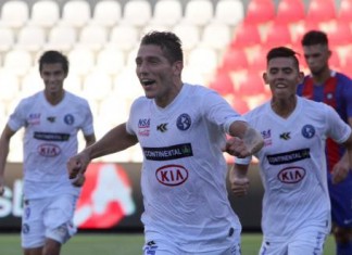 Martín Giménez celebra uno de sus tres goles contra Cerro Porteño en el Defensores del Chaco. (Foto: @APFOficial)