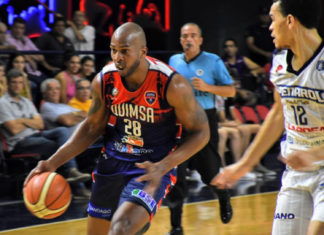 Ismael Romero en acción frente a Tyler Harris.